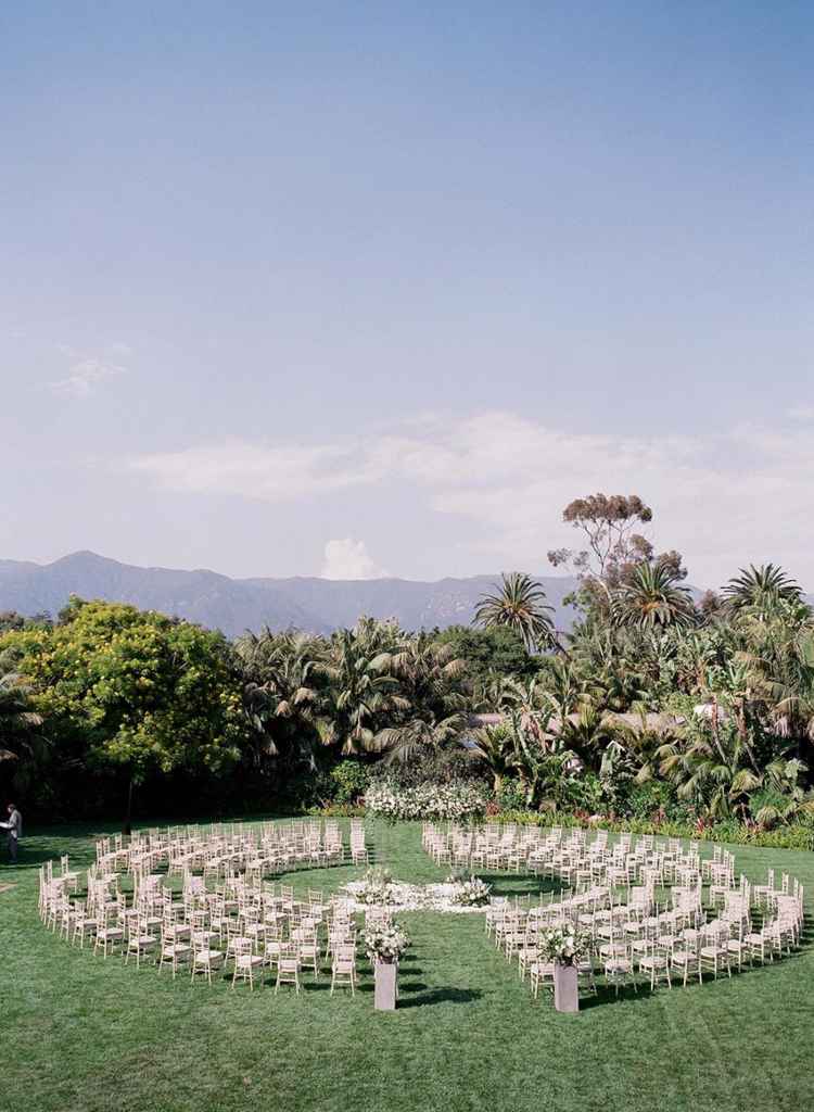 Civilni poročni obred ob morju, kjer so stoli postavljeni na štiri konce pagode. Foto: Annie McElwain Photography