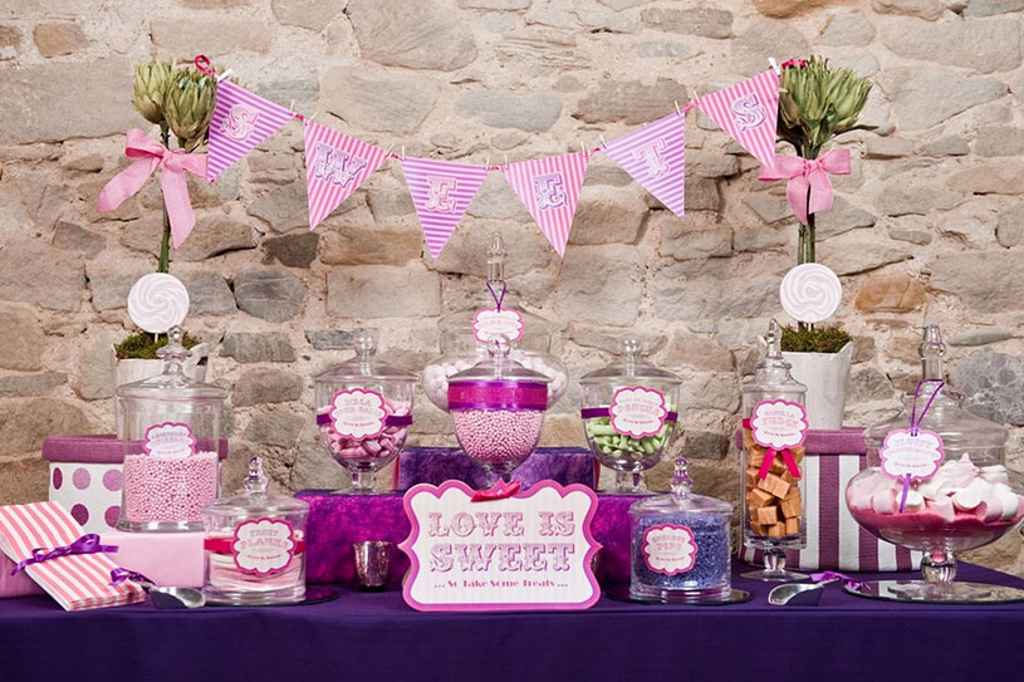 Sladka miza v roza tematiki na poroki, ki je sestavljena iz cakepopsov, bonbonov, dekoracije iz papirja in cvetja. Foto: vir Sweetest Pear