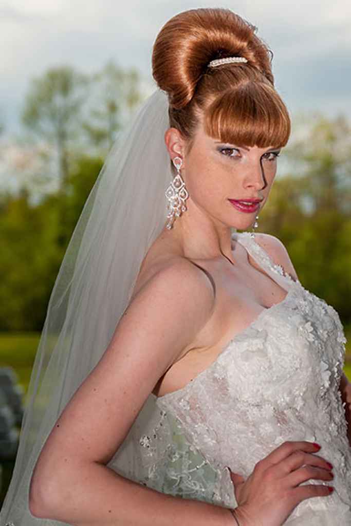 Nevesta nosi v laseh poročne dodatke iz Zlatarnice. Foto: arhiv Zlatarnica