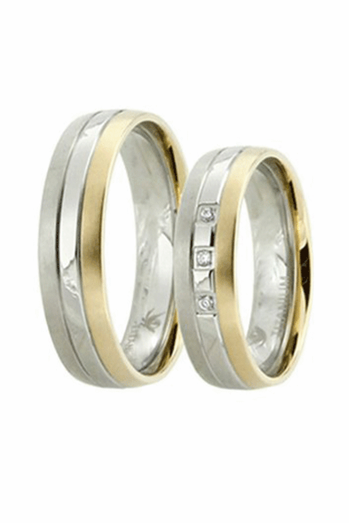 Poročni prstan v kombinaciji belega in rumenega zlata, ki je deloma brušen in deloma gladek. Foto: vir: Zlatarnica