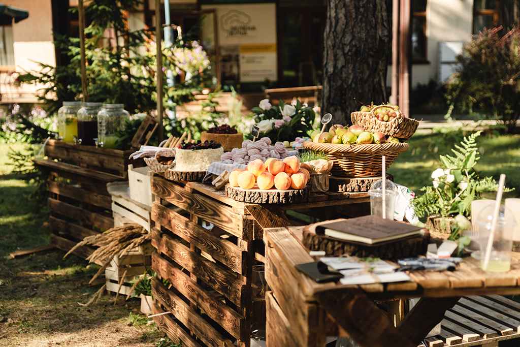 Preprosta poročna piknik poroka na dvorcu Jezeršek. Foto: Storija weddings