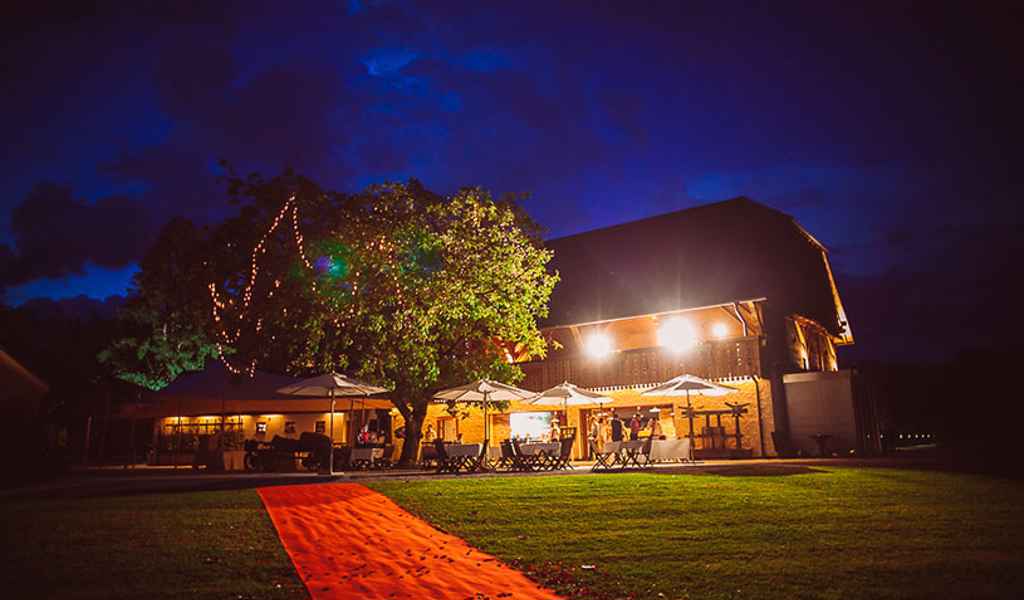 Luksuzno podeželsko posestvo Pule na dolenjskem, ki omogoča prelepe rustikalne poroke na najvišjem nivoju v vsej svoji lepoti ponoči. Foto: Aperturia weddings