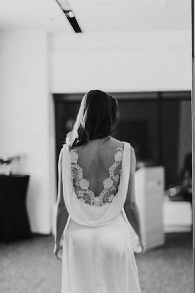 Prekrasen čipkast detajl na hrbtni strani poročne obleke oblikovalke Maje Ferme. Foto: JS Oblikovanje