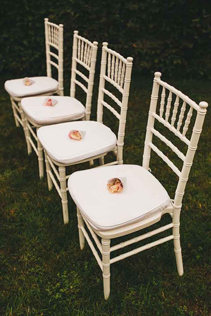 Beli leseni poročni stoli so prekrasna pika na i civilnemu poročnemu obredu. Foto: Aleks & Irena Kus Wedding Photography