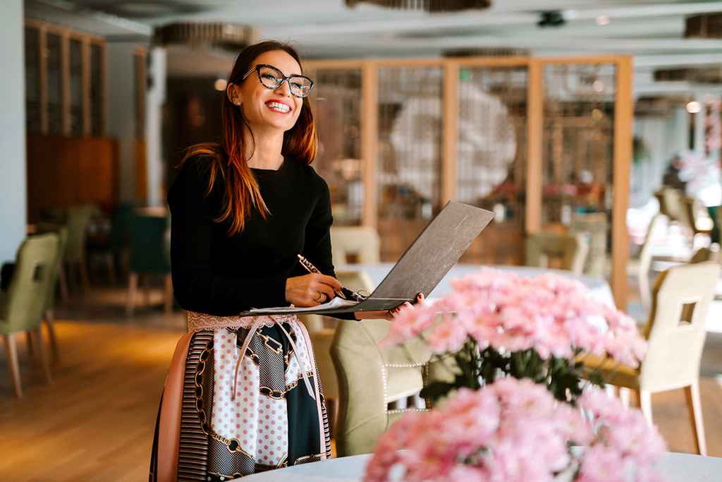 Organizatorka porok Petra Starbek ujeta med urejanjem poročne dvorane v Rose Bled Hotelu. Foto: Ana Gregorič Photography