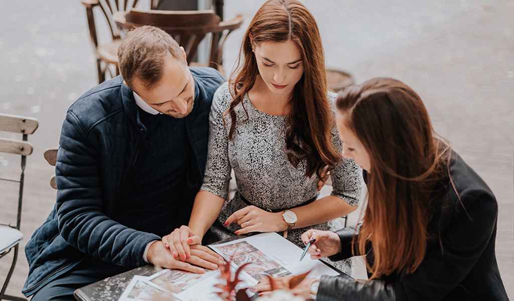 Načrtovalka porok Petra Starbek skupaj s parom sestavlja poročni plan, poročni proračun za organizacijo poroke in se z njima pogovarja o vseh poročnih detajlih