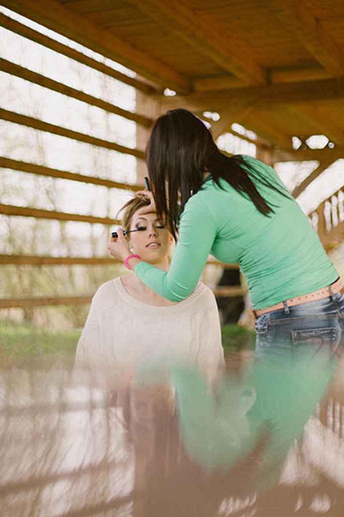 Vizažistka Anja Zavasnik liči nevesto na njen poročni dan. Foto: Urška & Domen Photography