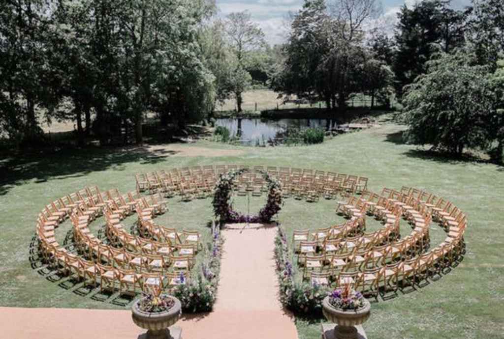 Prekrasen poročni civilni obred. Na obredu je postavljen prekrasen cvetlični obok iz kroga ter stoli, v treh sklopih.  Foto: Stu Ganderton Photography