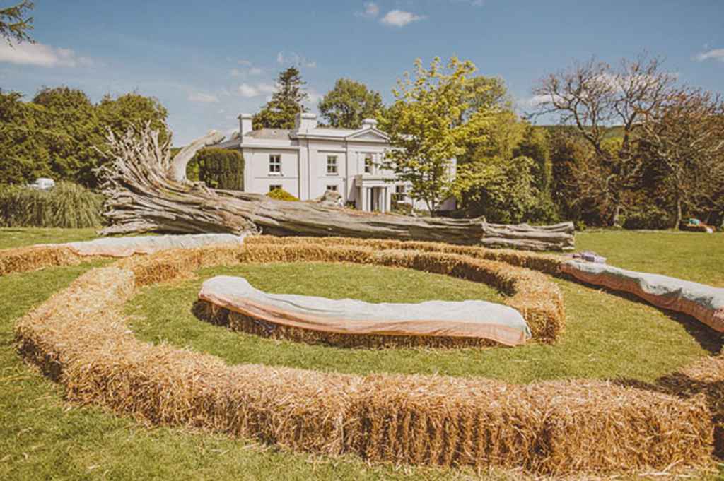 Spiralna postavitev stolov na civilnem poročnem obredu. Namesto stolov so postavljene pravokotne bale. Foto: Ed Peers | Green wedding shoes