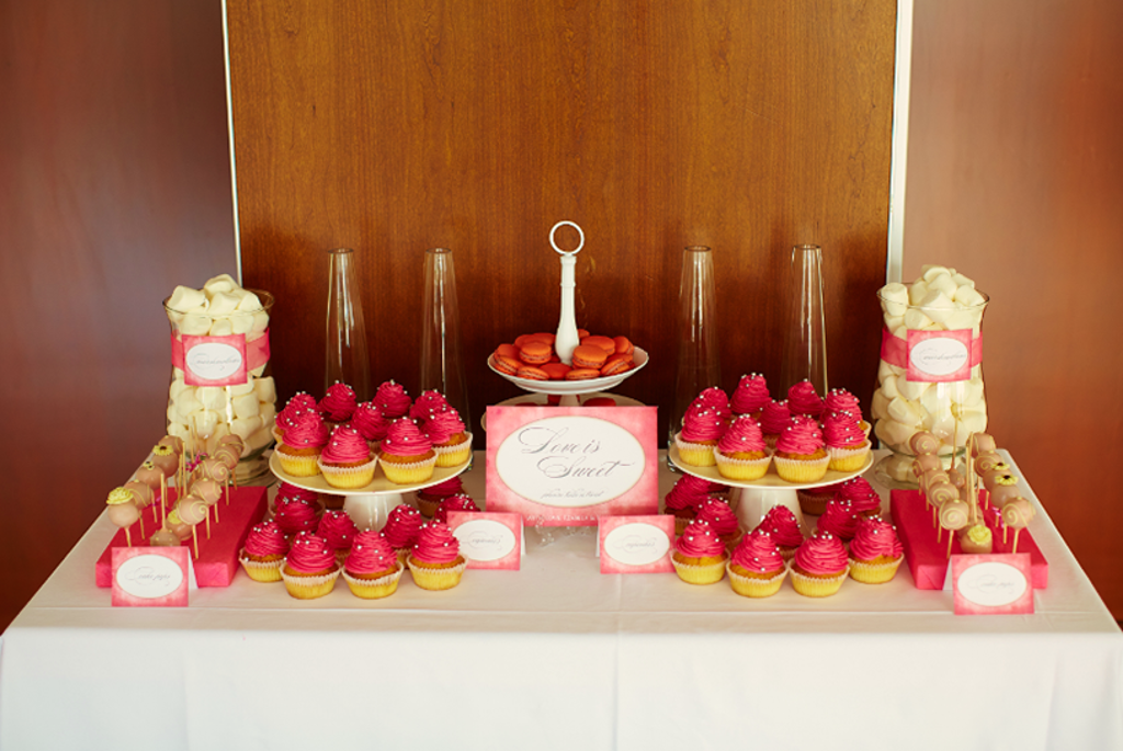 Preprosta sladka miza sestavljena iz penic, popsov ter cupcakesov na poroki na Bledu v Grand hotelu Toplice. Foto: Janez Kotar Photography