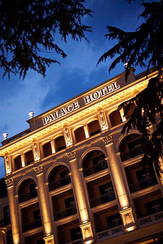 Nočna fotografija hotela Kempinski Palace Portorož, ki se kaže v vsej svoji lepoti. Foto: Rok Tržan Photography