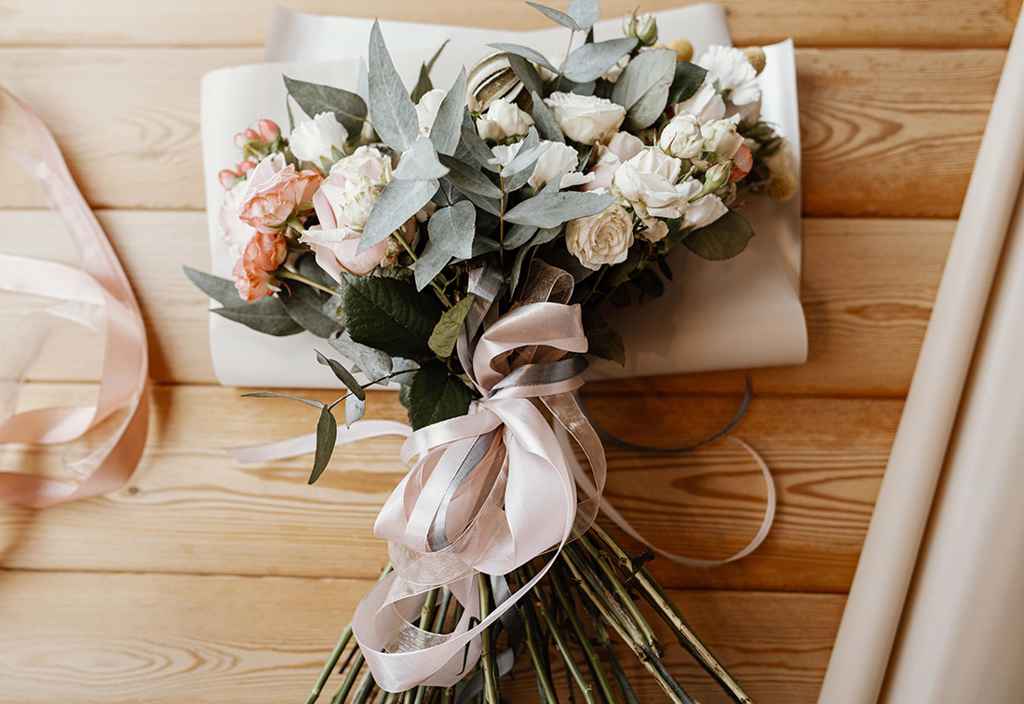 Doma narejen poročni šopek iz pastelnih odtenkov vrtnic ter evkaliptusa. Foto: Storija weddings