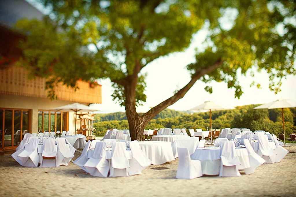Poroka pod milim nebom na terasi posestva Pule na Dolenjskem. Foto: Aperturia weddings