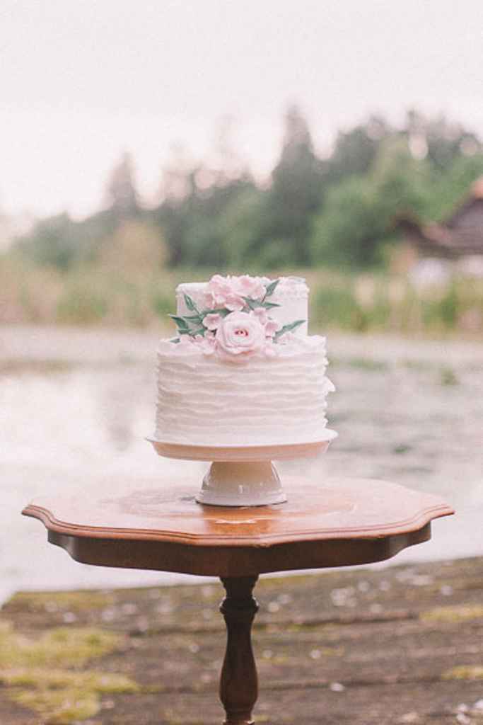Prekrasna poročna torta slaščičarke Pcakes postavljena na starinski mizi, ki stoji na pomolu jezera. Foto: Nastja Kovačec Photography