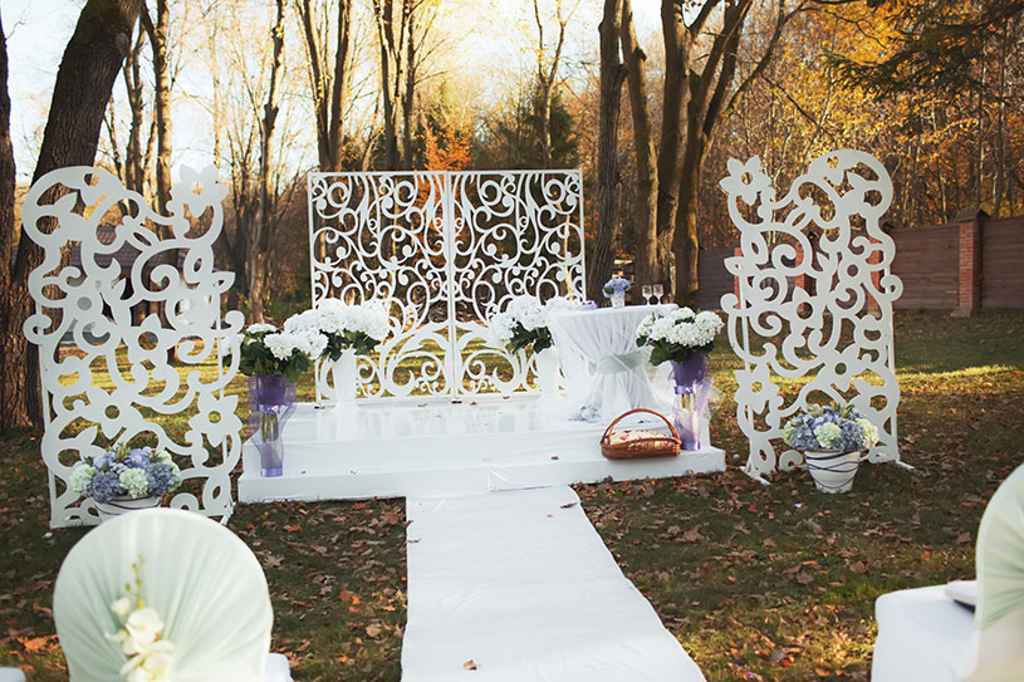 Vintage dekoracija civilnega obreda z belimi pravokotnimi lesenimi elementi. Foto: Storija weddings