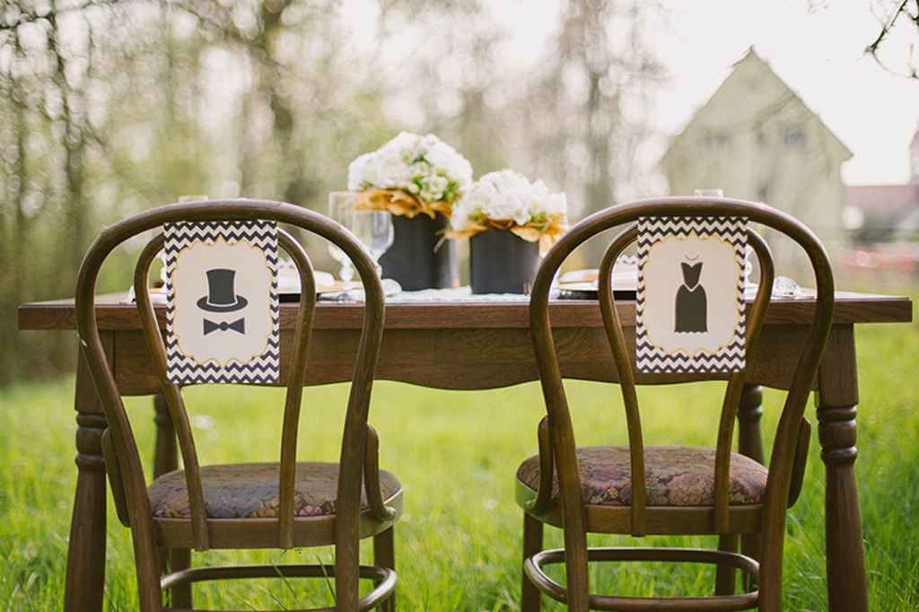 Poročno omizje v zlato črni poročni temi. Foto: Urška & Domen Photography