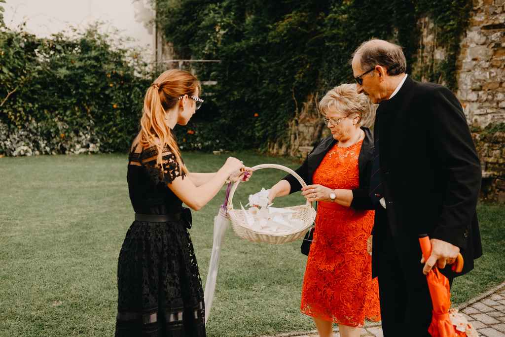 Certificirana organizatorka porok Petra Starbek deli cvetje, ki ga bodo svatje trosila na mladoporočenca po civilnem obredu. Foto: Moj Fokus Photography