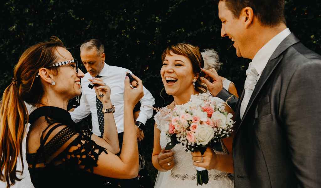 Organizatorka porok Petra Starbek popravlja šminko nevesti pred poročnim fotografiranjem. Foto: Moj Fokus Photography