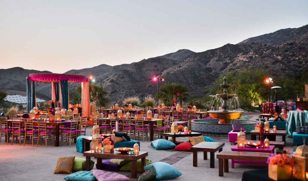 Poroka v živahnih barvah, ki nakazuje maroško temo. Foto: Joe Buissink