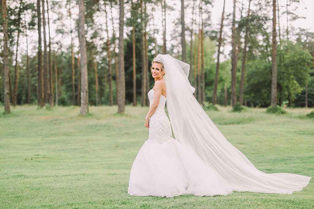 Prečudovita nevesta Daša Klobučar v beli poročni obleki, s tiaro in dolgim pajčolanom na prekrasnem golf igrišču Arboretum. Foto: Nastja Kovacec Photography