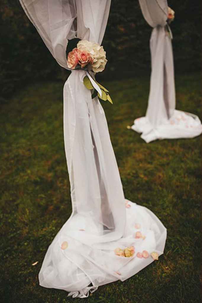 Cvetlična dekoracija lesenega oboka na poroki. Foto: Aleks & Irena Kus Wedding Photography