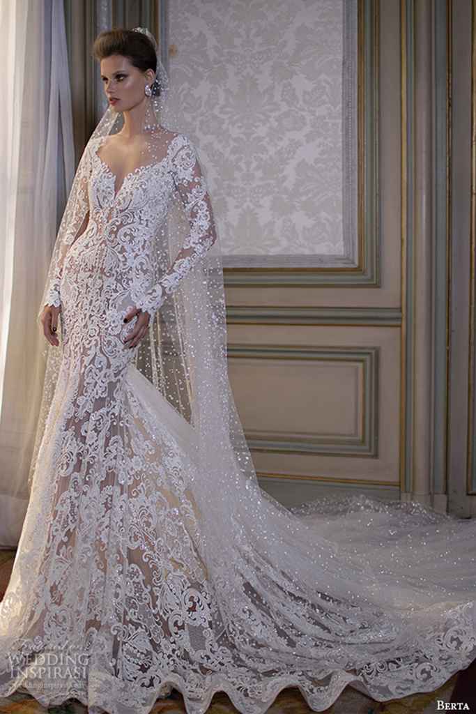 Nevesta v prečudoviti čipkasti obleki do tal in z ogromno okroglo vlečko. Foto: Berta wedding dress