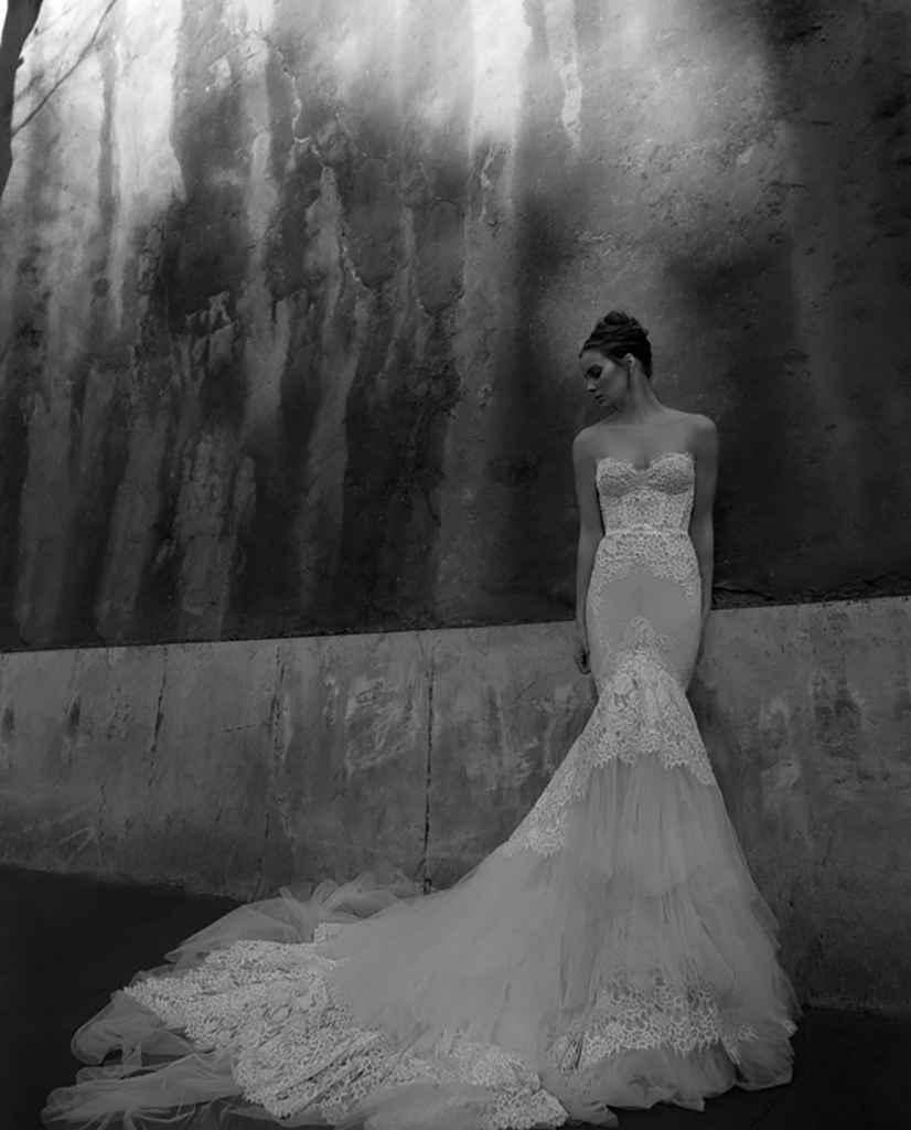 Prečudovita čipkasta elegantna poročna obleka znamke Pronovias. Foto: Pronovias