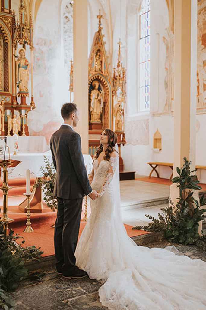 Nevesta in ženin med izrekanjem svojih zaobljub v prelepi majhni cerkvi. Foto: Ana Gregorič Photography