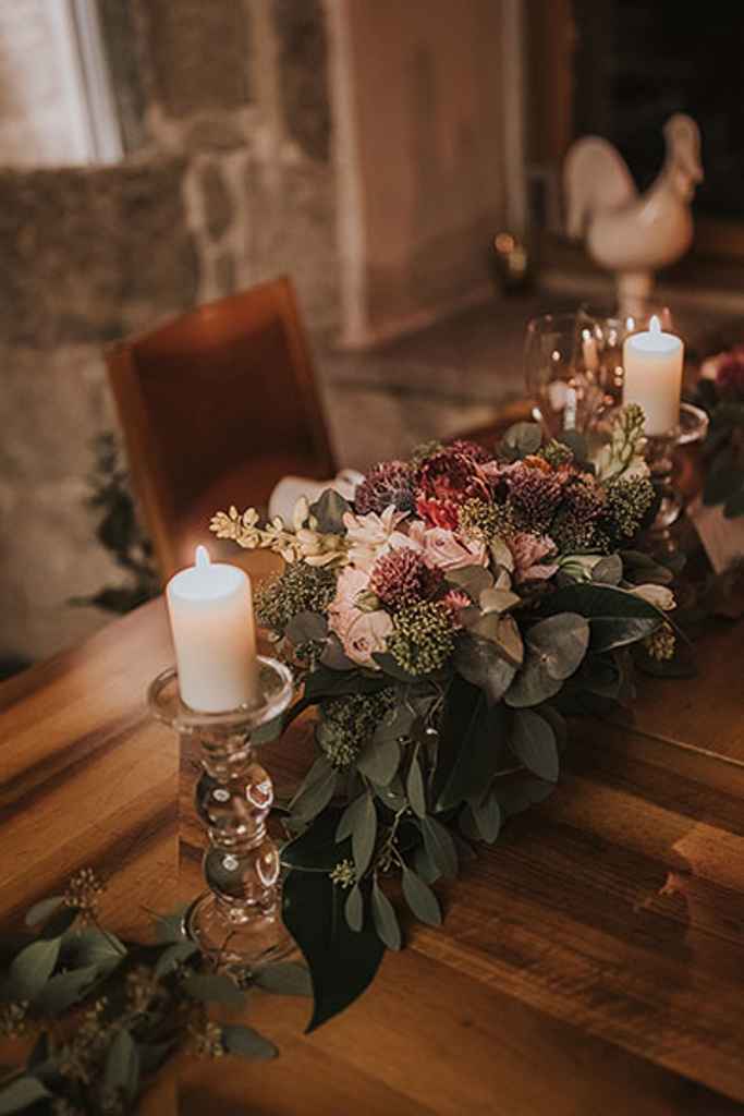 Prekrasna namizna poročna dekoracija iz zelenja, cvetov ter sveč, za intimno poroko na Ljubljanskem gradu. Foto: Ana Gregorič Photography