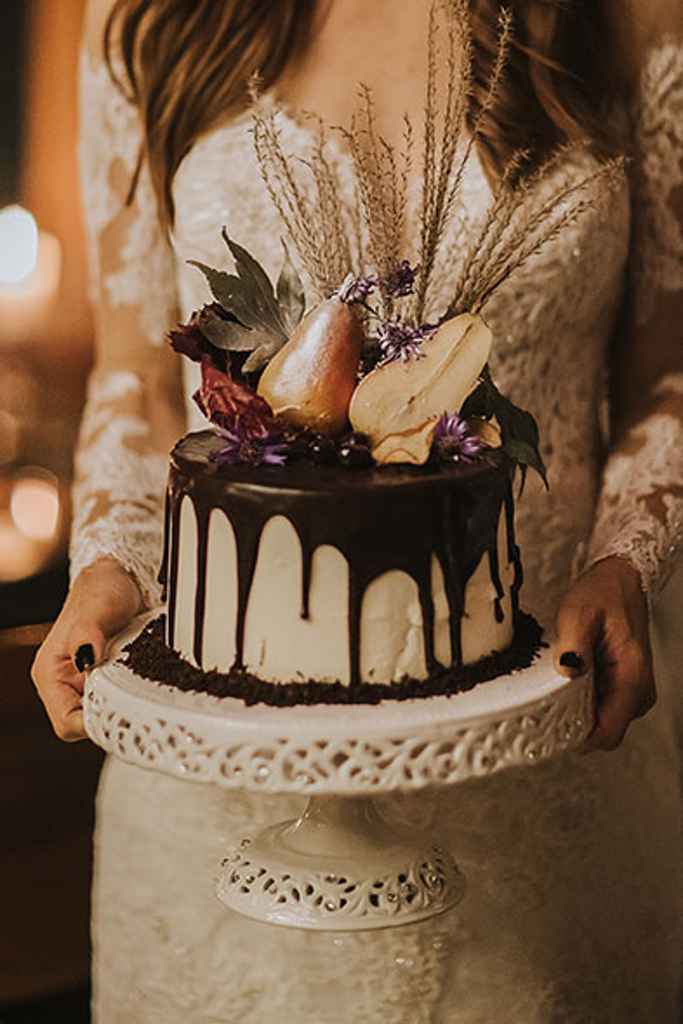 Nevesta drži v rokah mini poročno torto, ki jo je naredila slaščičarna Lolita iz Ljubljane. Foto: Ana Gregorič Photography