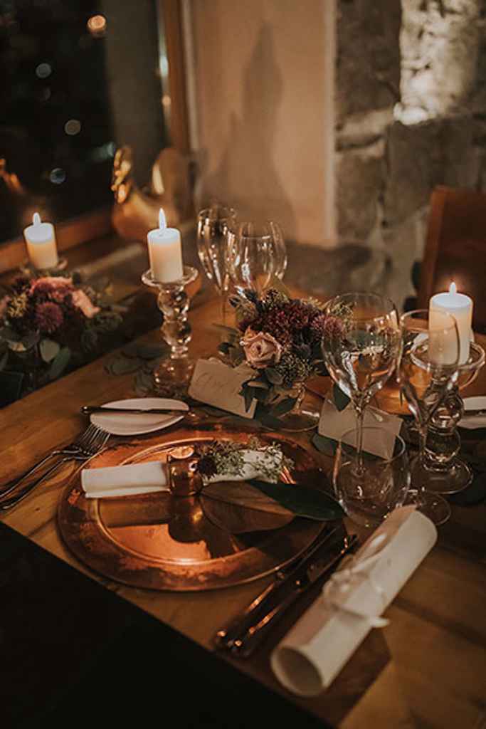 Poročni pogrinjek, ki ga sestavlja bakren podkrožnik, steklen plitvi krožni, bel prtiček z zlatim držalom ter zelenjem. Foto: Ana Gregorič Photography