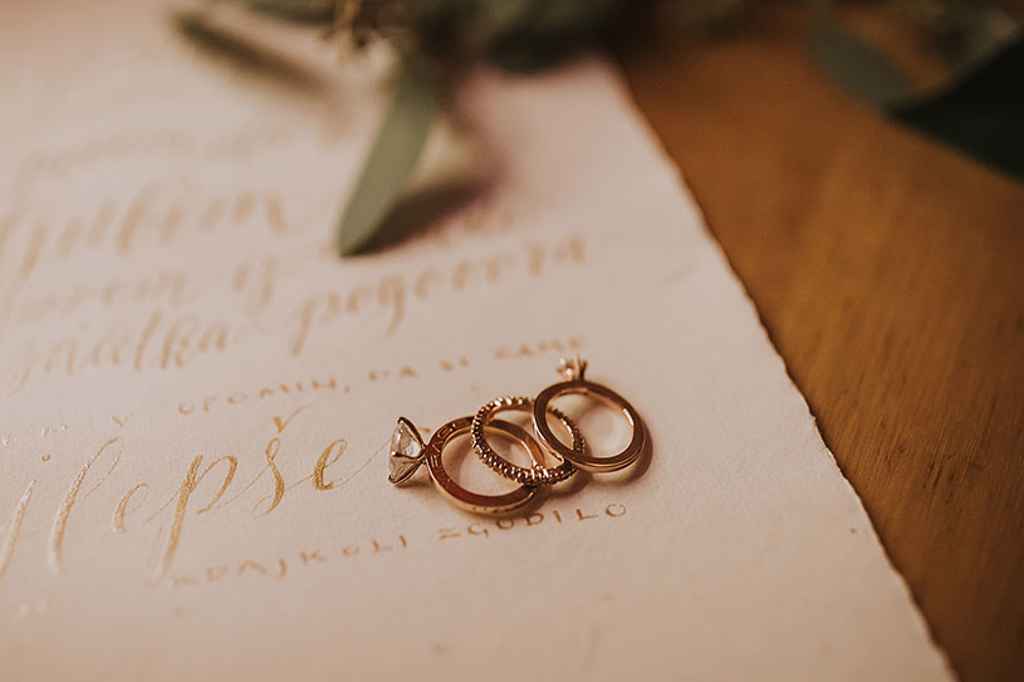 Komplet treh prstanov iz zlatarne Mirage so postavljeni na romantično pismo za ženina s strani neveste. Foto: Ana Gregorič Photography