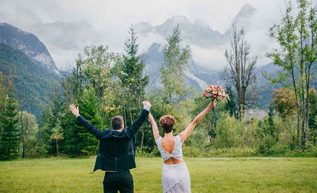Par v Kranjski Gori med poročnim fotografiranjem