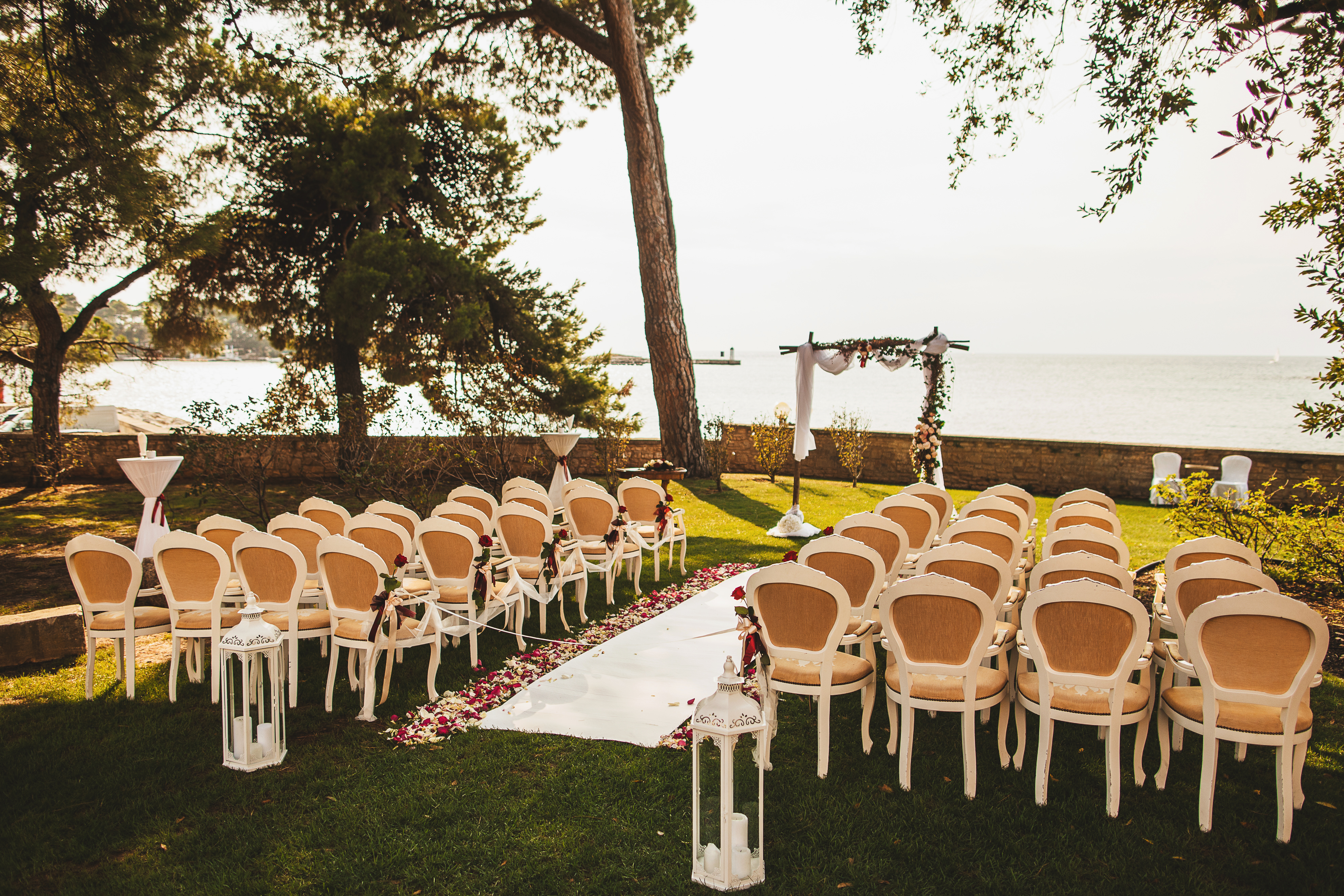 Par si je izbral romantično vilo Polezini v Poreču za njun civilni poročni obred, ki ga dekorirala cvetličarna Omers iz Domžal. Foto: Aleks in Irena Kus wedding photography