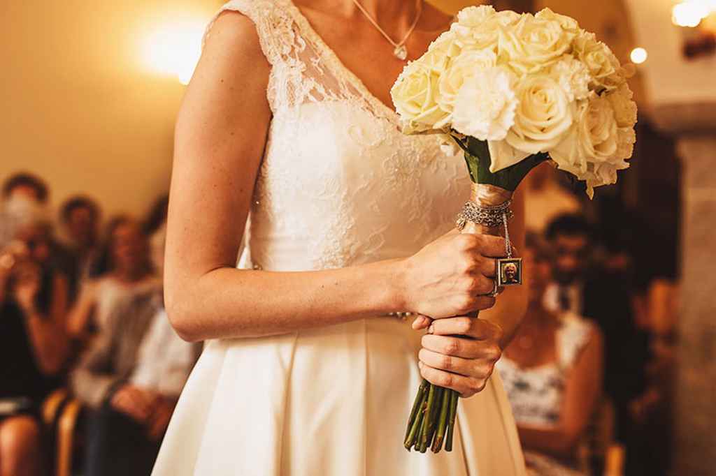 Poročni šopek iz belih vrtnic z dodanim medaljonom v katerem je bila fotografija očeta. Foto: Aleks in Irena Kus Wedding Photography