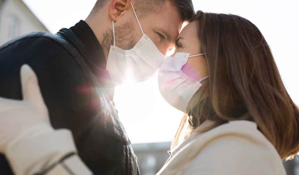 Par v času COVID 19 med poročnim slikanjem z masko na obrazu. Foto: Storija weddings