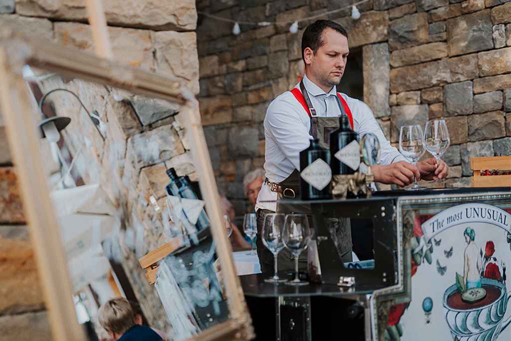 Barman na poroki v vinski kleti Rodica. Foto: Ana Gregorič Photography