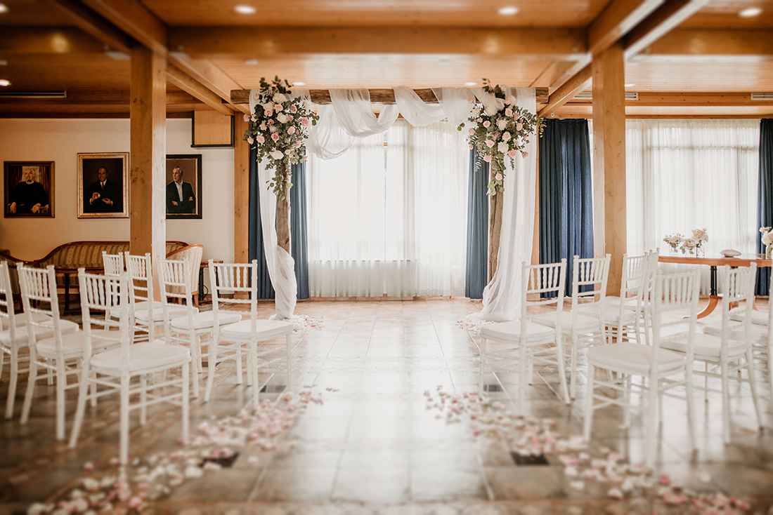 Rustikalna tabla - dobrodošli na poroki. Poročni element za pare, ki so pozorni na detajle.