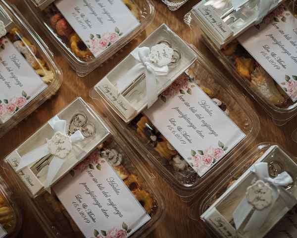 Poročni konfeti - majhna darilca, s katerimi se ženin in nevesta zahvalita svojim svatom za udeležbo in lepe želje.