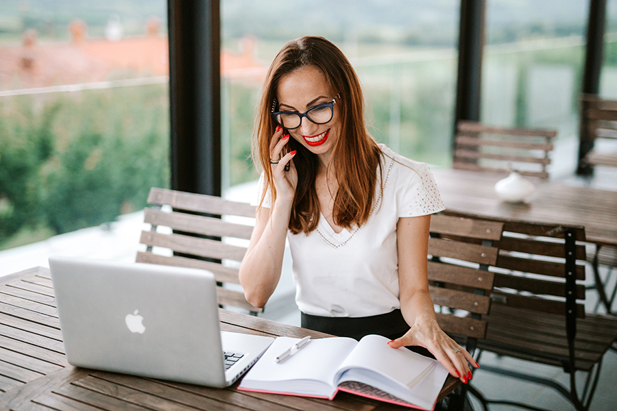  Načrtovalka porok Petra Starbek med pripravami na poroko. Ob skodelici kave se pogovarja s poročnimi ponudniki in usklajuje vse najmanjše detajle za nepozaben poročni dan.