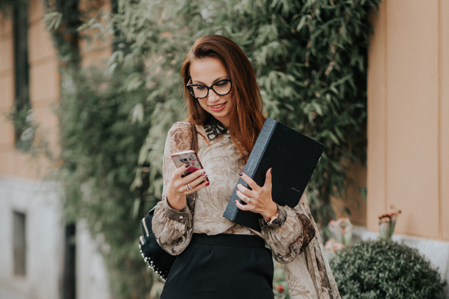 Mednarodno certificirana organizatorka porok Petra Starbek čaka na začetek sestanka pred cvetličarno Emporia, kjer se bo s parom pogovorila o izgledu poroke, tematiki poroke, poročnem cvetju, dekorativnih elementih,…