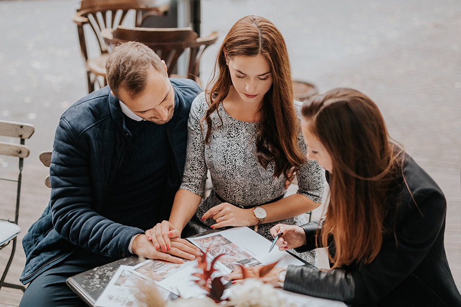 Načrtovalka porok Petra Starbek skupaj s parom sestavlja poročni plan, poročni proračun za organizacijo poroke in se z njima pogovarja o vseh poročnih detajlih