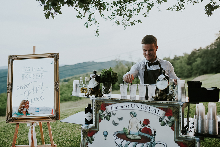 Organizacija poroke v vinski kleti Rodica. Barman na zanimiv način animira poročne goste, z gin barom za svate v času fografiranja ženina in neveste v okolici poročne lokacije.