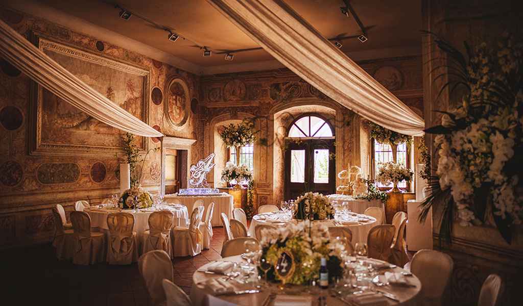 Elegantna luksuzna poročna dekoracija v dvorcu Zemono v izvedbi poročne agencije Storija weddings