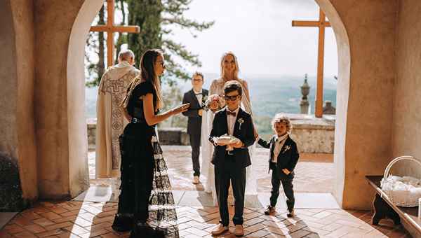 Narčtovalka porok se dogovarja s nosilcem prstanov, punčko, ki trosi cvetje kakšen je njun vhod v cerkev in kam naj se postavita. Nevesta v poročni obleki pristižne znamke Berta čaka, da se sprehodi do oltarja. Organizatorji porok poskrbimo, da par lahko bolj sproščeno organizira popolno poroko na izbrani poročni lokaciji